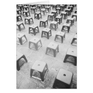 Hanoi Vietnam, Plastikstühle am Tempel