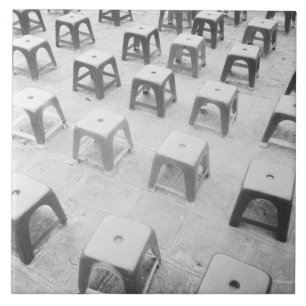 Hanoi Vietnam, Plastikstühle am Tempel Fliese