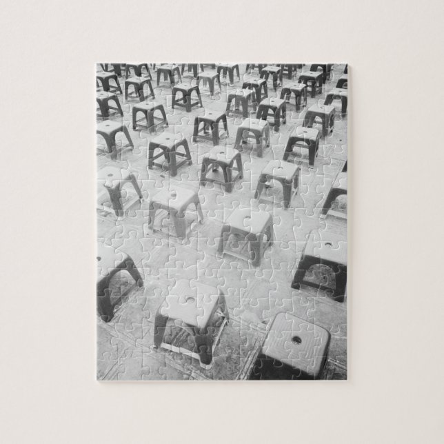 Hanoi Vietnam, Plastikstühle am Tempel Puzzle (Vertikal)