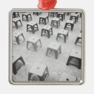 Hanoi Vietnam, Plastikstühle am Tempel Silbernes Ornament