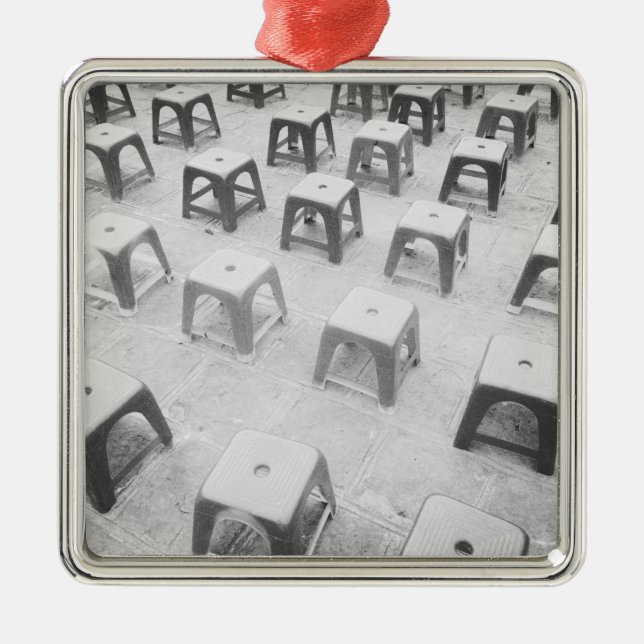 Hanoi Vietnam, Plastikstühle am Tempel Silbernes Ornament (Vorne)