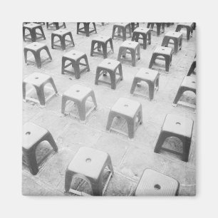 Hanoi Vietnam, Plastikstühle im Tempel der Magnet