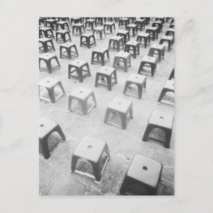 Hanoi Vietnam, Plastikstühle im Tempel der Postkarte