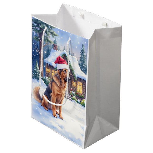 Hanoverian Scenthound Snowy Forest Cabin Santa Hat Mittlere Geschenktüte (Vorderseite Schrägansicht)