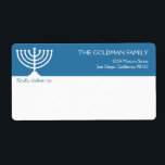 Hanukkah Blau weißen Menorah Urlaub Schifffahrt<br><div class="desc">Rett Zeit und erfreut deine Empfänger mit diesen eleganten Hanukkah Mailing Labels. Passen Sie den Header mit Ihrem Namen und Ihrer Rücksendeadresse an. Verwenden Sie ein Textverarbeitungsprogramm auf der Zuhause, um Ihre Mailinglisten zum einfachen Drucken per E-Mail zusammenzuführen. Diese schicken und einfach zu bedienenden Etiketten sind ideal für Urlaubskarten, Party...</div>