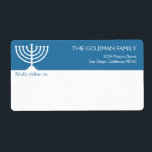 Hanukkah Blau weißen Menorah Urlaub Schifffahrt<br><div class="desc">Rett Zeit und erfreut deine Empfänger mit diesen eleganten Hanukkah Mailing Labels. Passen Sie den Header mit Ihrem Namen und Ihrer Rücksendeadresse an. Verwenden Sie ein Textverarbeitungsprogramm auf der Zuhause, um Ihre Mailinglisten zum einfachen Drucken per E-Mail zusammenzuführen. Diese schicken und einfach zu bedienenden Etiketten sind ideal für Urlaubskarten, Party...</div>