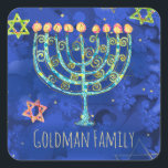 Hanukkah Blue Gold Menorah Star von David Pattern Quadratischer Aufkleber<br><div class="desc">Dieser Hanukkah Aufkleber zeigt ein Muster von menorah und Star of David in blau, türkis, gold, rosa und grün mit Ihrem Familiennamen zu personalisieren. Entworfen von dem weltbekannten Künstler ©Tim Coffey.</div>