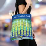 Hanukkah Blue Green Menorah Individuelle Name Tren<br><div class="desc">Ein nahes Foto eines hellen, farbenfrohen, blauen und grünen künstlerischen menorah-Fotos trägt dazu bei, den Urlaub in Hanukka stilvoll zu gestalten. Fühlen Sie die Wärme und Freude der Ferienzeit, wenn Sie diese atemberaubende, farbenfrohe Hanukkah personalisierten Namen Tote Tasche. Passende Karten, Aufkleber, Serviertablette und andere Produkte sind in meiner "Hanukkah Colorful,...</div>