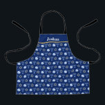 Hanukkah Blue Menorah Dreidel Muster Custom Kids Schürze<br><div class="desc">Schöne Hanukkah Kinder Schürze in hübschem Blau mit einem coolen Muster des Judentums Sterne,  dreidel für Spaß Chanukah Spiele,  und die jüdische Menorah für den Urlaub.</div>