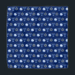Hanukkah Blue Menorah Dreidel Pattern Chanukah Halstuch<br><div class="desc">Coole Hanukkah Bandana in hübschem Blau mit einem coolen Muster des Judentums Stern,  dreidel für lustige Chanukah-Spiele,  und die jüdische Menorah für den Urlaub.</div>