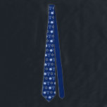 Hanukkah Blue Menorah Dreidel Pattern Chanukah Krawatte<br><div class="desc">Coole Hanukkah-Krawatte in hübschem Blau mit einem coolen Muster des Judentums-Stern,  dreidel für lustige Chanukah-Spiele,  und die jüdische Menorah für den Urlaub.</div>