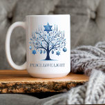Hanukkah Blue Menorah Tree mit Star von David Kaffeetasse<br><div class="desc">Die Tasse Menorah Tree,  die mit dem Star of David geschmückt ist,  zeigt wunderschöne Blues. Sich Frieden,  Liebe und Licht wünschen.</div>