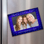 Hanukkah Blue Stars von David Peace Liebe Light Magnetischer Bilderrahmen<br><div class="desc">"Frieden, Liebe und Licht." Spielerische, moderne, blaue künstlerische Sterne von David, die einen reichen, tiefblauen, texturierten Hintergrund überdecken, helfen Ihnen den Urlaub in Hanukka zu beginnen. Genießen Sie die Wärme und Freude der Ferienzeit, wenn Sie dieses farbenprächtige, grafische Hanukkah-Magnetrahmen mit Ihrem bevorzugten Foto verwenden. Passende Karten, Umschläge, Aufkleber, Totbeutel, Packpapier,...</div>