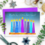 Hanukkah Boho Candles Peace Liebe Light Türkis Feiertagskarte<br><div class="desc">"Frieden, Liebe und Licht." Eine spielerische, moderne, künstlerische Abbildung von Boho Musterkerzen in einer Menorah hilft Ihnen, den Urlaub von Hanukkah zu beginnen. Die blauen Kerzen mit farbigen Imitat-Folienmustern überlagern einen türkisfarbenen Farbverlauf zu weißem, strukturiertem Hintergrund. Imitate heiß rosa lila Diamantfolien auf einem blauen Hintergrund für die Rückseite. Fühlen Sie...</div>