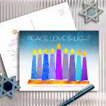 Hanukkah Boho Candles Türkis Peace Liebe Light Feiertagspostkarte<br><div class="desc">"Frieden, Liebe und Licht." Eine spielerische, moderne, künstlerische Abbildung von Boho Musterkerzen in einer Menorah hilft Ihnen, den Urlaub von Hanukkah zu beginnen. Die blauen Kerzen mit farbigen Imitat-Folienmustern überlagern einen türkisfarbenen Farbverlauf zu weißem, strukturiertem Hintergrund. Auf der Rückseite geben Sie Ihre persönliche Kopie mit der einfachen Vorlage zur Verfügung,...</div>