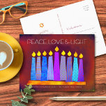Hanukkah Boho Pattern Candles Red Peace Liebe Ligh Feiertagspostkarte<br><div class="desc">"Frieden, Liebe und Licht." Eine spielerische, moderne, künstlerische Abbildung von Boho Musterkerzen in einer Menorah hilft Ihnen, den Urlaub von Hanukkah zu beginnen. Die blauen Kerzen mit bunten Imitat-Folienmustern überlagern einen intensiv roten Backsteinhintergrund. Auf der Rückseite geben Sie Ihre persönliche Kopie mit der einfachen Vorlage zur Verfügung, oder löschen Sie...</div>