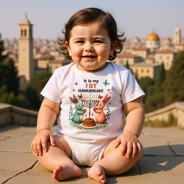 Hanukkah-Bunny erste leuchtende Nacht Baby Strampler (Hanukkah Bunny’s First Bright Night Baby Bodysuit, custom text)