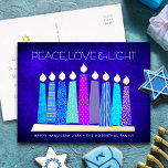 Hanukkah Candles Peace Liebe Light Blue Real Gold Folien Feiertagspostkarte<br><div class="desc">"Frieden, Liebe und Licht." Eine spielerische, moderne, künstlerische Abbildung von Boho Musterkerzen in einer Menorah hilft Ihnen, den Urlaub von Hanukkah zu beginnen. Die blauen Kerzen mit bunten Imitat-Folienmustern überlagern einen reichen marineblau-blauen Hintergrund. Auf der Rückseite geben Sie Ihre persönliche Kopie mit der einfachen Vorlage zur Verfügung, oder löschen Sie...</div>