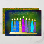 Hanukkah Candles Peace Liebe Light Green Real Gold<br><div class="desc">"Frieden, Liebe und Licht." Eine spielerische, moderne, künstlerische Abbildung von Boho Musterkerzen in einer Menorah hilft Ihnen, den Urlaub von Hanukkah zu beginnen. Die blauen Kerzen mit farbenprächtigen echten Goldfolienmustern, echten Goldfolienflammen und Menorah überlagern einen reichen, tiefgrünen, strukturierten Hintergrund. Imitate Kupferdiamantfolien auf grünem Hintergrund für die Rückseite. Fühlen Sie sich...</div>