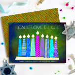 Hanukkah Candles Peace Liebe Light Green Real Gold Folien Feiertagskarte<br><div class="desc">"Frieden, Liebe und Licht." Eine spielerische, moderne, künstlerische Abbildung von Boho Musterkerzen in einer Menorah hilft Ihnen, den Urlaub von Hanukkah zu beginnen. Die blauen Kerzen mit farbenprächtigen echten Goldfolienmustern, echten Goldfolienflammen und Menorah überlagern einen reichen, tiefgrünen, strukturierten Hintergrund. Imitate Kupferdiamantfolien auf grünem Hintergrund für die Rückseite. Fühlen Sie sich...</div>