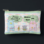 Hanukkah Cat and Friends Play Dreidel Zubehörtasche<br><div class="desc">Hanukkah mit Katze und Freunden beim Spiel, Dreidel Game Pouch. Alle Designelemente können bearbeitet werden. Ändern Sie bearbeitbaren Text mit Stil, Farbe und Größe Ihres bevorzugten Schriftartes. Füllen Sie den Beutel mit dreidimensionalen und spielen Sie Leckereien. Spiel an!! Happy Hanukka! Beutel Typ: Druck schneiden Nähen Kleines Zubehör Pouch Unsere Beutel...</div>