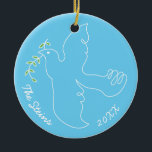 Hanukkah "Chanukah Dove" Circle Ornament<br><div class="desc">Hanukkah "ChanukahDove" Circle Ornament. (2 Seiten) Personalisieren Sie, indem Sie Text auf der Vorder- und Rückseite des Ornaments löschen. Dann geben Sie Ihre eigenen Schriftart mit der gewünschten Farbe, Größe und Stil ein. Danke, dass ihr angehalten und vorbeigekommen seid! Viel geschätzt! Happy Chanukah/Hanukkah! Halte einmalige Familien-Erinnerungen auf diesem gestaltbaren Keramik-Ornament...</div>