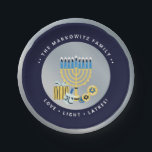 Hanukkah Chanukah Personalisiert Menorah Dreidel  Pappteller<br><div class="desc">Unser Hanukkah Personalisierte Menorah Dreidel Custom Pper Plate beinhaltet eine Menorah & dreidel.  Personalisieren Sie mit Ihrem eigenen Namen und Ihrer Nachricht,  um dem Hanukka Party dieses Jahres eine festliche (und sorgenfreie) Touch hinzuzufügen. Anfragen? E-Mail: bestdressedbread@gmail.com</div>