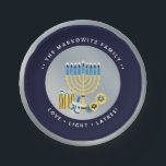 Hanukkah Chanukah Personalisiert Menorah Dreidel  Pappteller<br><div class="desc">Unser Hanukkah Personalisierte Menorah Dreidel Custom Pper Plate beinhaltet eine Menorah & dreidel.  Personalisieren Sie mit Ihrem eigenen Namen und Ihrer Nachricht,  um dem Hanukka Party dieses Jahres eine festliche (und sorgenfreie) Touch hinzuzufügen. Anfragen? E-Mail: bestdressedbread@gmail.com</div>