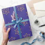 Hanukkah Chanukah Star von David Menorah Gold Blue Geschenkpapier<br><div class="desc">Mit unserem Stern von David Menorah Gold Blue Happy Hanukkah Packpapier verwöhnen Sie Ihre Hanukkah Geschenke stilvoll! Dieses Packpapier ist wie eine festliche Umarmung für Ihre Geschenke, geschmückt mit dem eleganten Star of David und einer goldenen Menorah. Es ist der perfekte Weg, Ihre Geschenke während des Festes der Lichter glänzen...</div>