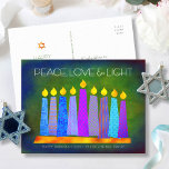 Hanukkah Chic Boho Candles Green Peace Liebe Light Feiertagspostkarte<br><div class="desc">"Frieden, Liebe und Licht." Eine spielerische, moderne, künstlerische Abbildung von Boho Musterkerzen in einer Menorah hilft Ihnen, den Urlaub von Hanukkah zu beginnen. Die blauen Kerzen mit bunten Imitat-Folienmustern überlagern einen intensiv grün strukturierten Hintergrund. Auf der Rückseite geben Sie Ihre persönliche Kopie mit der einfachen Vorlage zur Verfügung, oder löschen...</div>