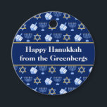 Hanukkah Dreidel Menorah Blue Custom Party Geschenkanhänger<br><div class="desc">Schöne Hanukkah Gastgeschenk Tags in hübschem Blau mit einem coolen Muster Judaism Stern,  dreidel für Spaß Chanukah-Spiele,  und die jüdische Menorah für den Urlaub. Passen Sie Ihre Geschenke mit Ihrem Familiennamen an.</div>