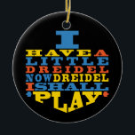 Hanukkah "Dreidel-Spiel"/Circle Ornament<br><div class="desc">Hanukka "Ich habe ein kleines Dreidel... "/Circle Ornament. (2 Seiten) Personalisieren Sie, indem Sie Text auf der Rückseite des Ornaments löschen. Dann geben Sie Ihre eigenen Schriftart mit der gewünschten Farbe, Größe und Stil ein. Der Hintergrund auf der Rückseite und vor der Verzierung kann durch die Auswahl der Farbtöne verändert...</div>