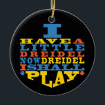 Hanukkah "Dreidel-Spiel"/Circle Ornament<br><div class="desc">Hanukka "Ich habe ein kleines Dreidel... "/Circle Ornament. (2 Seiten) Personalisieren Sie, indem Sie Text auf der Rückseite des Ornaments löschen. Dann geben Sie Ihre eigenen Schriftart mit der gewünschten Farbe, Größe und Stil ein. Der Hintergrund auf der Rückseite und vor der Verzierung kann durch die Auswahl der Farbtöne verändert...</div>