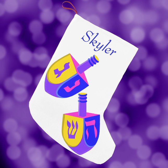 Hanukkah Dreidels farbenfrohe Chrismukka für Kinde Kleiner Weihnachtsstrumpf (Colorful dreidels are a fun option for interfaith families celebrating both Christmas and Hanukkah)