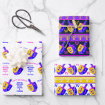 Hanukkah Dreidels farbiges Monogramm-Sortiment Geschenkpapier Set<br><div class="desc">Erstellen Sie Ihr eigenes personalisiertes Geschenkpapier-Sortiment mit Ihrem optionalen Monogramm und Ihrem persönlichen Gruß auf diesem Hanukah Dreidels Design in bunten Farben in hellblau, heiß rosa, vivid gelb und reich lila. Das erste Blatt hat einen einfachen weißen Hintergrund und farbenfrohe Dreidelsreihen mit pinkfarbenen und blauen Texten-Vorlagen mit Platz für Ihren...</div>