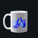 Hanukkah Dreidels in Blue Kids Ihren Namen hinzufü Tasse<br><div class="desc">Diese lustige Hanukkah Tasse in lebendiger Blues vor einem Imitat silbernen Hintergrund macht ein lustiges Geschenk für Kinder... und Erwachsene. Fügen Sie Ihren Namen zu dieser Tasse mit der Textvorlage hinzu, oder löschen Sie den Text, wenn Sie Ihre Tasse ohne Text mögen. Das originelle DoppelDreidel-Design, das alle vier Seiten eines...</div>