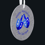 Hanukkah Dreidels in Blue Niedlich Kids Chrismukka Ornament<br><div class="desc">In der Chrismukkah-Tradition geht es um die Liebe der Familie und die Vermischung zweier Ferien in Erinnerungen, die beide Weltanschauungen annehmen. Dieses Happy Hanukkah-Ornament mit doppelten Dreideln in fett-blauen und knusprigen weißen Set auf einem Imitat silbernen Hintergrund wird gut aussehen auf einem Hanukkah-Busch, einem Weihnachtsbaum oder hängt vom Mantel. Fügen...</div>
