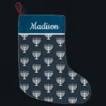 Hanukkah enorm Urlaub individuelle Name Strumpf Kleiner Weihnachtsstrumpf<br><div class="desc">individuelle Name,  personalisierter Urlaub Strumpf mit einem schönen Menorah-Muster.</div>