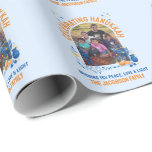 HANUKKAH FAMILY Anpassbares Foto Geschenkpapier<br><div class="desc">Personalisierbares HANUKKAH Wrapping Paper mit KUNSTBAR TEXT UND FOTO. Fügen Sie Ihre Daten hinzu und laden Sie Ihr vertikales Foto hoch. Das Design zeichnet sich durch das gewölbte Fensterdesign mit Hanukkah-Elementen aus. Matching Shirts, Geschenke und Party zur Verfügung. Machen Sie Ihre Wiedersehen aus den richtigen Gründen unvergesslich!</div>