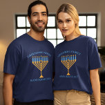 Hanukkah Family Wiedersehen Personalisiert Menorah T-Shirt<br><div class="desc">Niedliche Hanukkah T - Shirt für eine jüdische Wiedersehen oder Chanukah Party mit Synagoge. Personalisieren Sie mit Ihrem eigenen Nachnamen oder Gruppeninformationen in blau um die hübsche Menorah.</div>