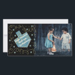 Hanukkah Foto Card "Dreidel Spinner" Feiertagskarte<br><div class="desc">Happy Holiday, Hanukkah/Chanukah Foto Card, Dreidel Spinner Glossy, Foto Card mit weißem Umschlag. Personalisieren durch Ersetzen von Foto und Formulierung, "Happy Chanukah! Viel Liebe, The Blumbergs" Anpassen Sie die Formulierung, indem Sie Ihren bevorzugten Schriftart Stil, Farbe und Größe wählen. Anpassen, verkleinern und neu schreiben, um es anzupassen. Auch die Hintergrundfarbe...</div>