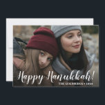 Hanukkah Foto Holiday Card Feiertagskarte<br><div class="desc">Diese hübsche Fotokarte mit dem Aufdruck "Happy Hanukkah!" im Script-Schriftart auf der Vorderseite und Ihrem Familiennamen mit dem Jahr ist ideal für den Versand an Freunde und Familie. Um zu sehen, wie Ihre Karten aussehen werden, wählen Sie einfach diese Vorlage personalisieren, ein beliebtes Foto hochladen und Ihren Namen eingeben. Es...</div>