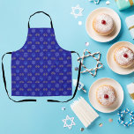 Hanukkah Gold Dreidel Star von David Menorah Blue Schürze<br><div class="desc">Mit unserer festlichen Hanukkah-Schürze bereiten Sie sich darauf vor, eine Hanukah-Magie im Stil zu kochen! Diese Schürze besticht durch ein reizvolles Design von gold Dreidels, Star of David und Menorah auf einem wunderschönen blauen Hintergrund und ist damit das perfekte Zubehör für Ihre Feierlichkeiten. Egal, ob Sie Lattenrost oder ein ganz...</div>