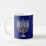 Hanukkah Gold Menorah Geschenk oder Ferienküche Tasse<br><div class="desc">Wählen Sie diese elegante Tasse aus Gold und Blau als Geschenk für einen besonderen oder bauen Sie ein Set für Ihre eigene Ferienküche. Dieses goldfarbene Menorah-Design mit neun weißen Kerzen Set auf einem Hintergrund von Imitaten funkelnagelblau ist mein ursprüngliches Design und wird exklusiv in meinem Shop hier auf dieser Seite...</div>