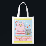 Hanukkah Happy Cat und Maus Wiederverwendbare Einkaufstasche<br><div class="desc">Hanukkah Happy Cat and Mouse, weiße 2-seitige Tasche. Alle Designelemente können bearbeitet werden. Alle bearbeitbaren Texte können gelöscht und durch eine eigene Nachricht ersetzt werden. Verwenden Sie Ihre Lieblingsfarbe, Schriftart und Stil. Happy Hanukkah/Chanukah! Stil: Wiederverwendbare Beutel Grün gehen und retten den Planeten mit unserer wiederverwendbaren Lebensmitteltasche! Diese Tasche ist aus...</div>