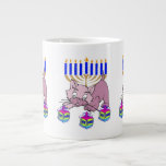 Hanukkah    KittyKaffee-Tasse Jumbo-Tasse<br><div class="desc">Adorable Happy Hanukkah Kitty Spinning lusdreidels vor einer traditionellen jüdischen Menorah ist perfekt für Chanukah Geschenke und Geschenke Ideen für den Urlaub.</div>