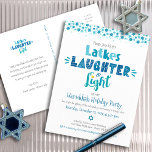 Hanukkah Latke Laghter Light Fun Modernes Party<br><div class="desc">"Latkes, lachen & leicht." Dieses Jahr ist es an der Zeit, sich mit Ihrer Familie und Freunden zu treffen, um Hanukkah zu feiern. Spaß mit handgefertigter Typografie und Stars von David in staubblau, türkis und aquamarin auf weißem Hintergrund helfen Ihnen, das Lichterfest zu starten. Raum für Ihre persönliche Nachricht und...</div>