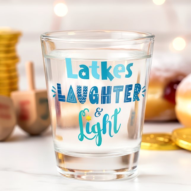 Hanukkah Latkes Laghter Light Bold Fun Typografie Schnapsglas (Von Creator hochgeladen)