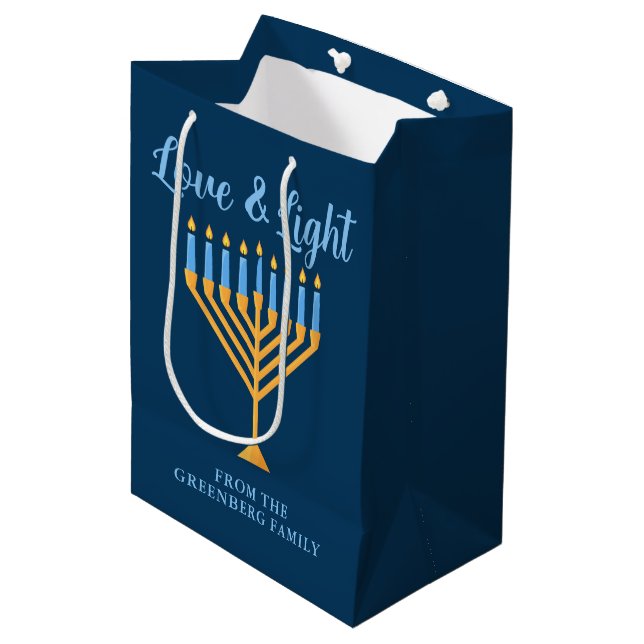 Hanukkah Liebe & Light Blue Gold Menorah Custom Mittlere Geschenktüte (Vorderseite Schrägansicht)