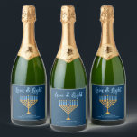Hanukkah Liebe & Light Custom Menorah Blue Party<br><div class="desc">Niedliche Liebe und leichte Hanukkah Champagnerflasche für eine jüdische Familie oder ein Chanukah Party mit Synagoge. Personalisieren Sie mit Ihrem eigenen Nachnamen oder Gruppe Informationen in blau unter der hübschen Goldmenorah zu geben als Geschenke.</div>